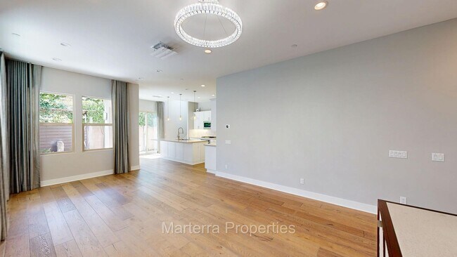 Foto del edificio - Beautiful Home In Costa Mesa with a Bonus Room