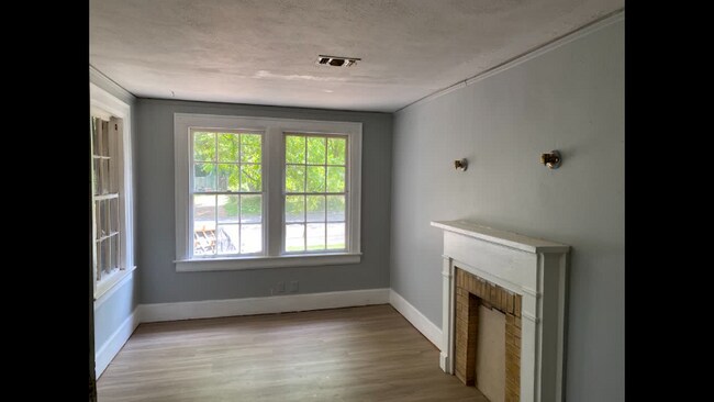 Building Photo - 2333 Winona Ave