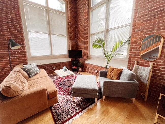 Photo - 201 S Hoskins Rd Apartment