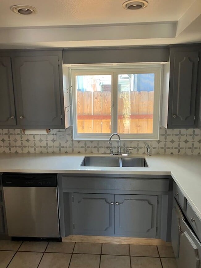 Building Photo - 3 bedroom 2 bath house for Lease