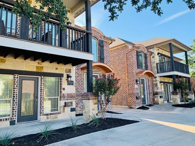 Foto del edificio - * MOVE IN SUMMER 6/29/2027 * 5 Bed 3 Bath,...