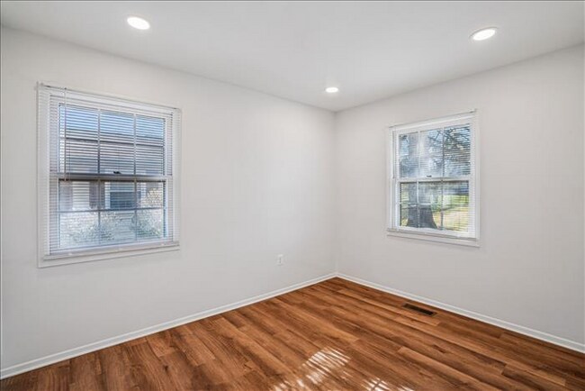 Building Photo - 2820 Belair Dr