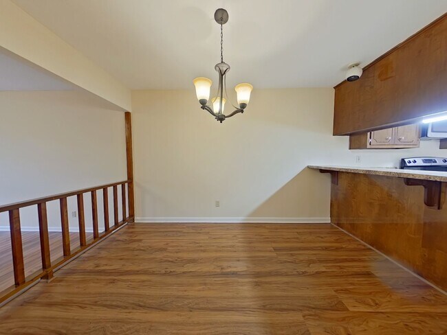 Building Photo - Two Bedroom townhome off The Pass!