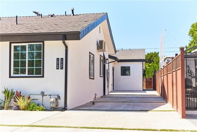 Foto del edificio - 14745 Bassett St