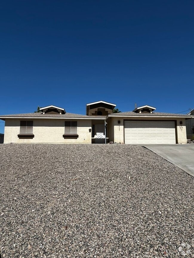 Building Photo - 3785 Beachview Dr