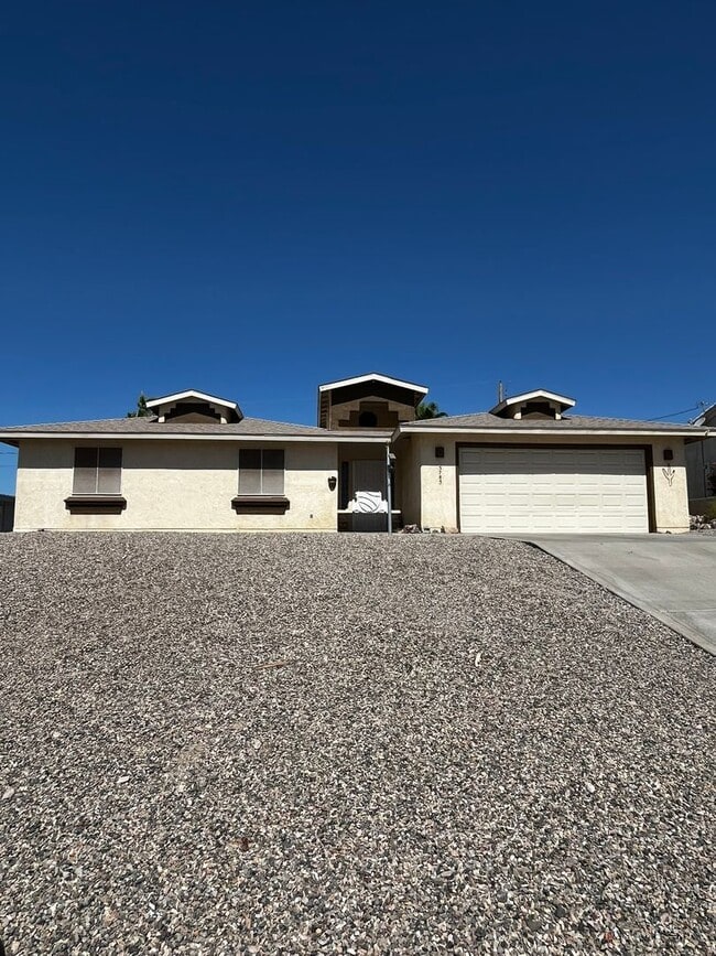 Building Photo - 3785 Beachview Dr