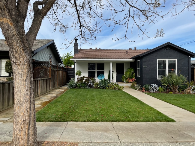 Foto del edificio - 463 Menker Ave