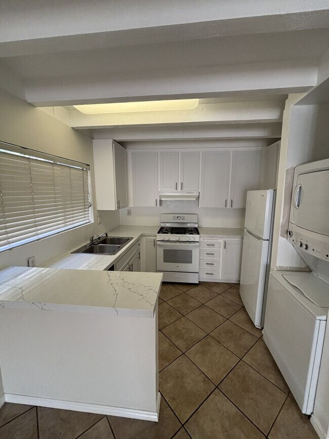 Foto del edificio - MOVE IN READY Updated La Habra condo