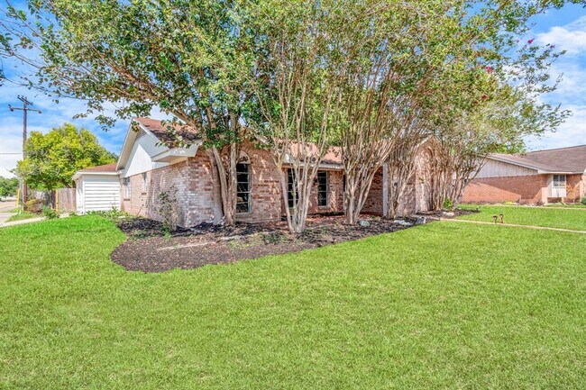 Building Photo - 5342 Trail Lake Dr