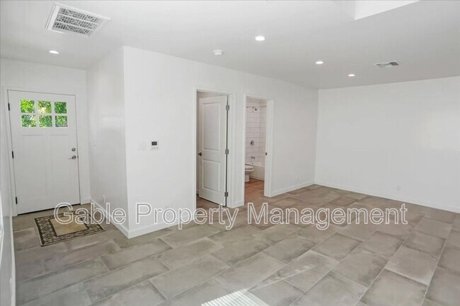 Foto del edificio - 9428 1/2 Crebs Ave