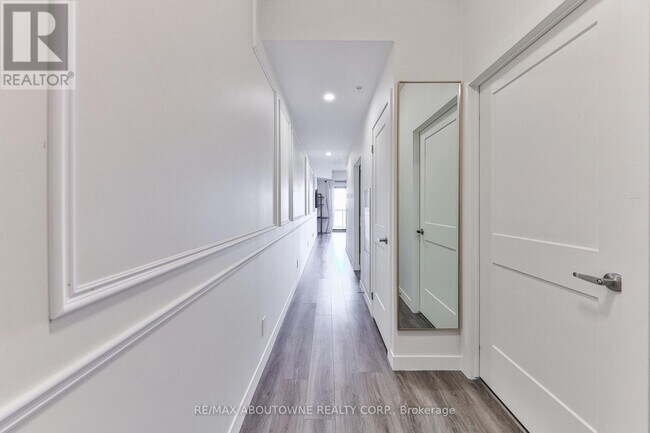 Building Photo - 15 Queen St S