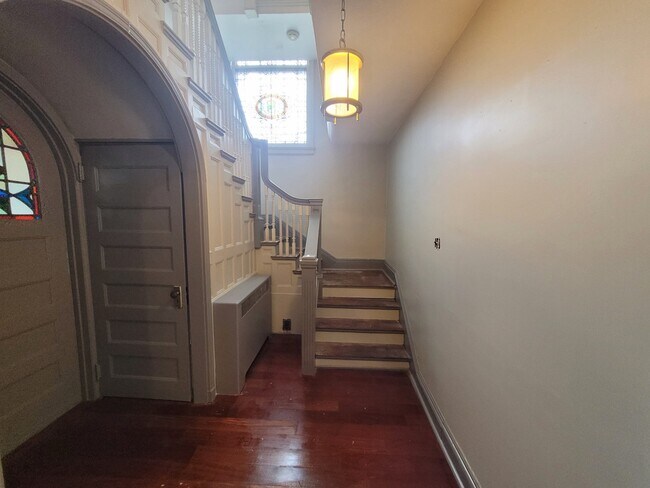 Escaleras con vidrieras - 4738 Friendship Ave