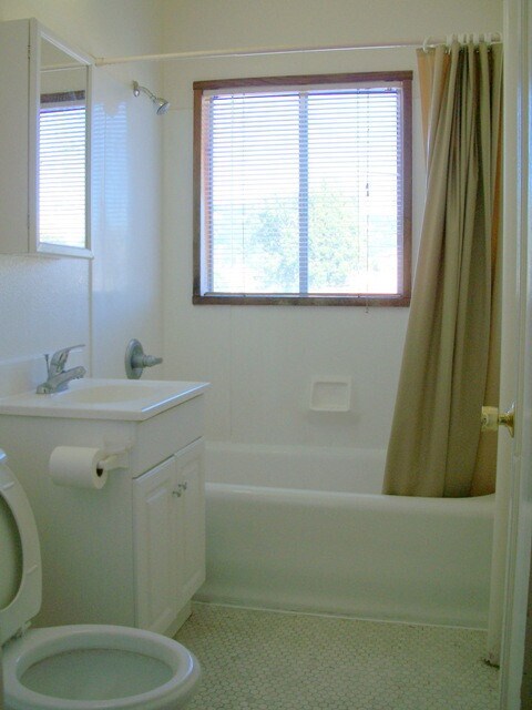 Building Photo - Newly Remodeled corner unit small 2-bedroom with a full kitchen and lots of light