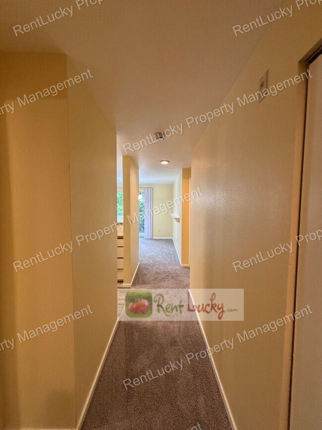 Building Photo - Gorgeous 2 Bedroom Condo with Secured Parking in Unbeatable Bellevue Location!!