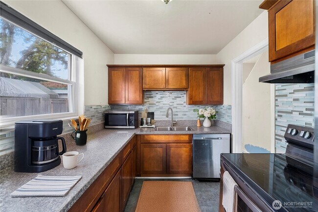 Foto del edificio - 9664 Bridgeport Way SW