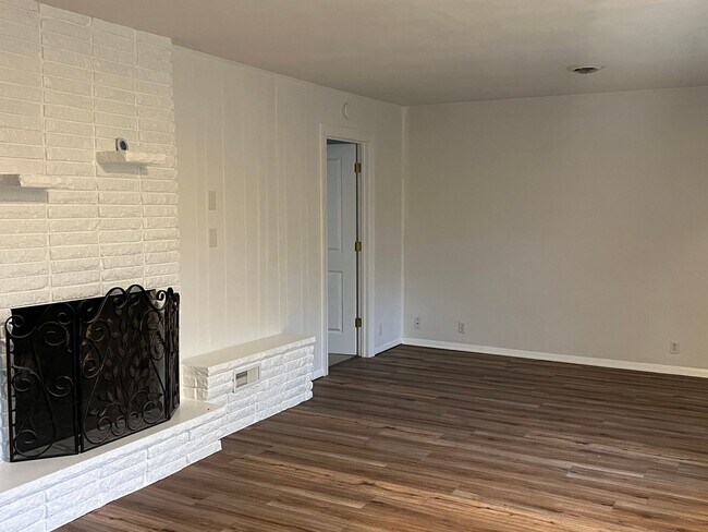 Foto del edificio - Spacious 4 BEDROOM 2 FULL BATHS PLENTY OF ...