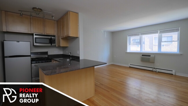 Building Photo - 643 W Wrightwood Ave