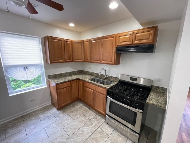 Building Photo - 1320 W 57th St