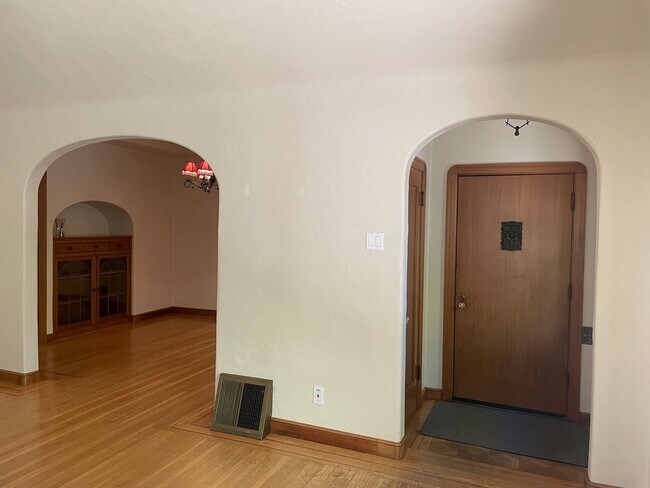 Foto del edificio - 6 Month Lease on a Two-Bedroom 1 Bathroom East Sacramento Home