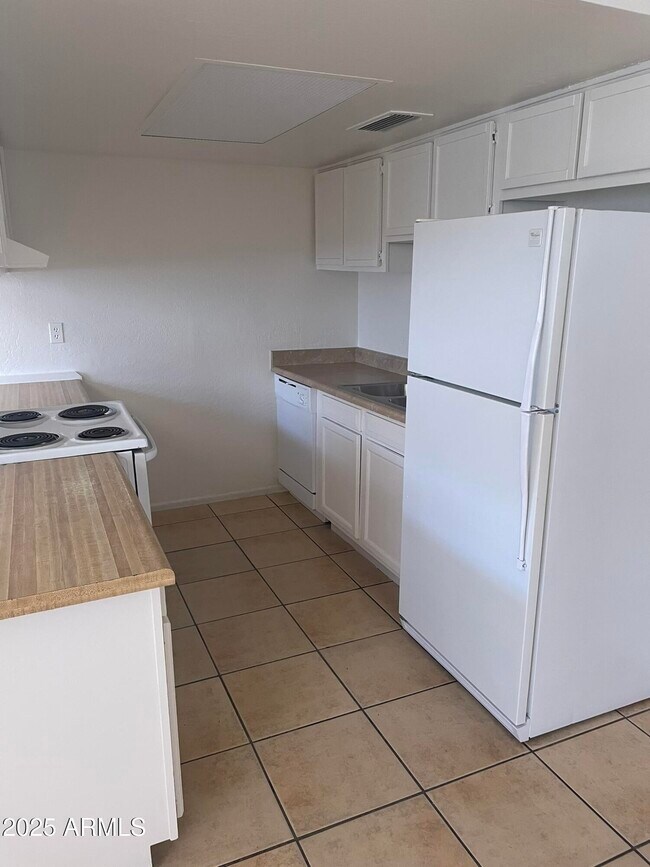 Building Photo - 2002 E Sweetwater Ave