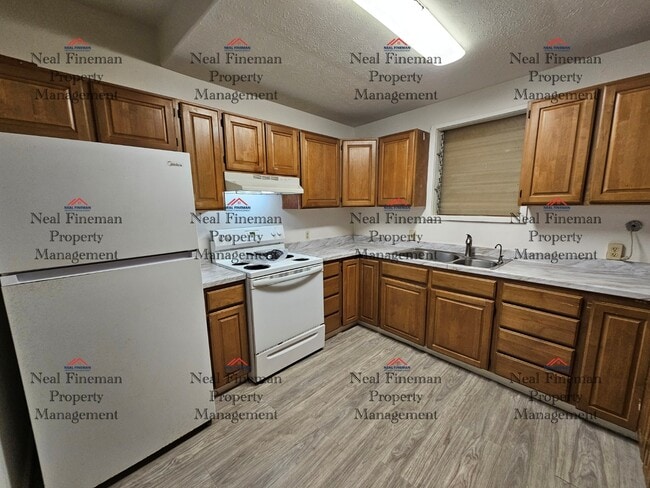 Building Photo - 4 BEDROOM, 1 BATHROOM APARTMENT, 2 TANDEM PARKING