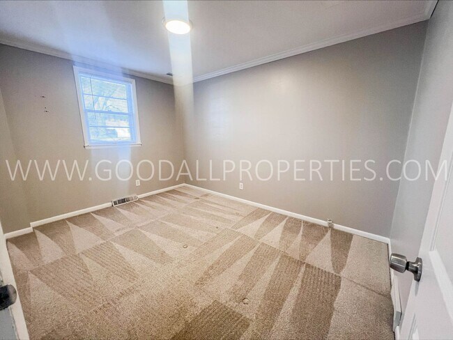 Building Photo - 3 Bedroom 1 Bath Duplex in Clive with fenc...