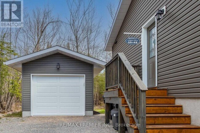 Building Photo - 2288 Champlain Rd