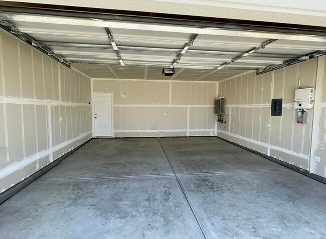 Foto del edificio - 3 br, 2 bath House - 370 N Laverne Ave