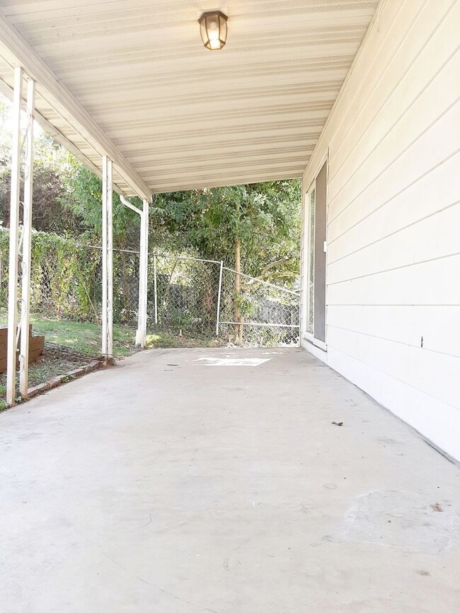 Building Photo - 3 Bedroom House with Large Garage in Westo...