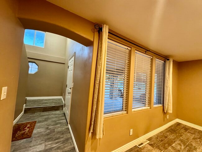 Building Photo - 781 Sherwood Dr