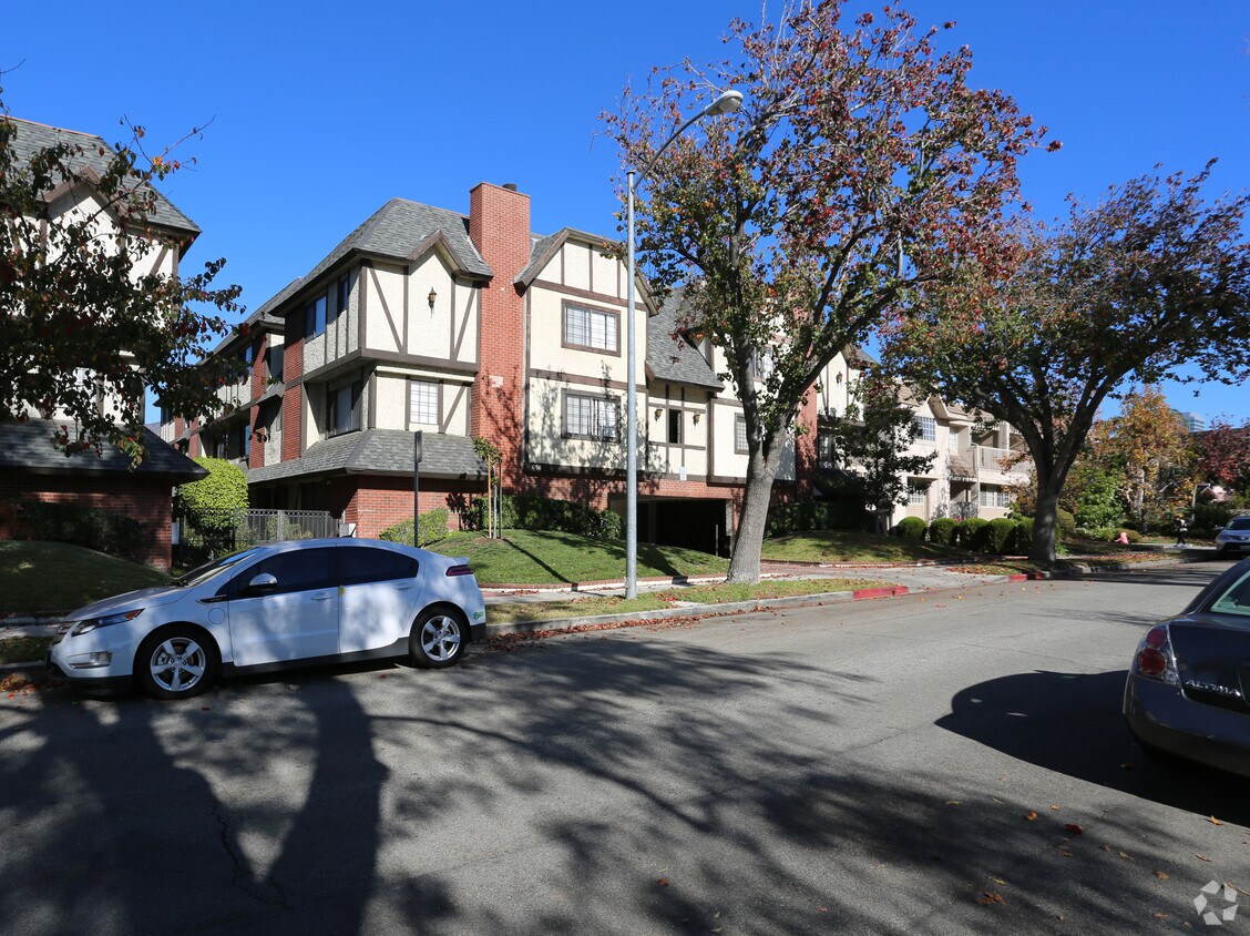 Primary Photo - 655-659 Alexander St
