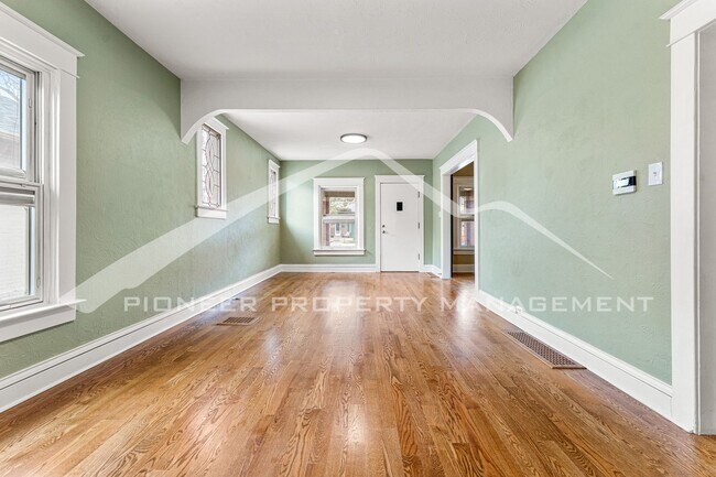Building Photo - Cozy Bungalow with Central A/C and Backyard!