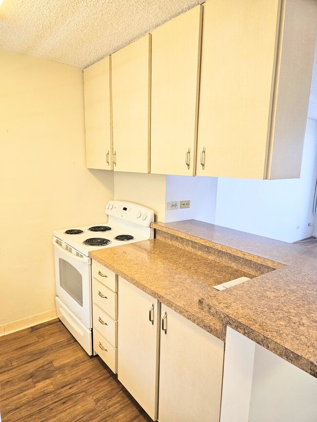 Building Photo - Waialae Gardens Spacious 1 Bedroom 1 Bathr...