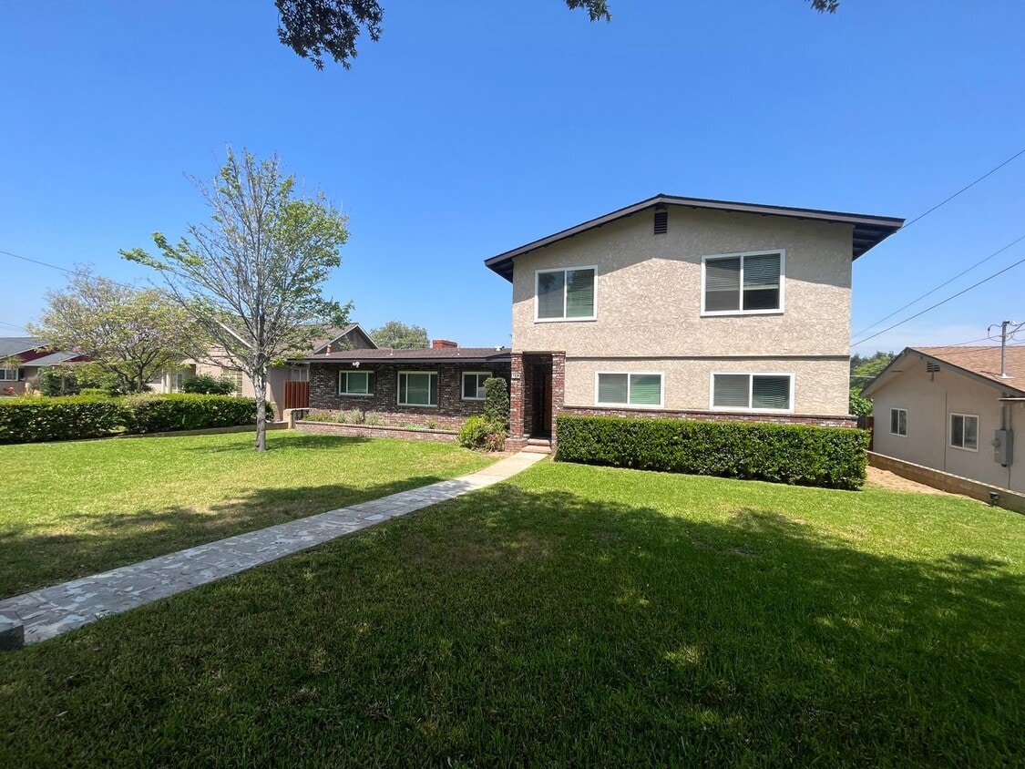 Primary Photo - Two-Story 5-Bedroom House Available in Red...