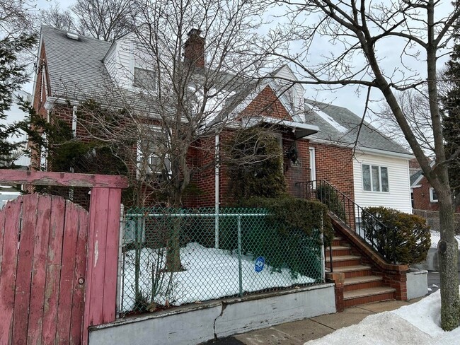Building Photo - 58 Hunting St