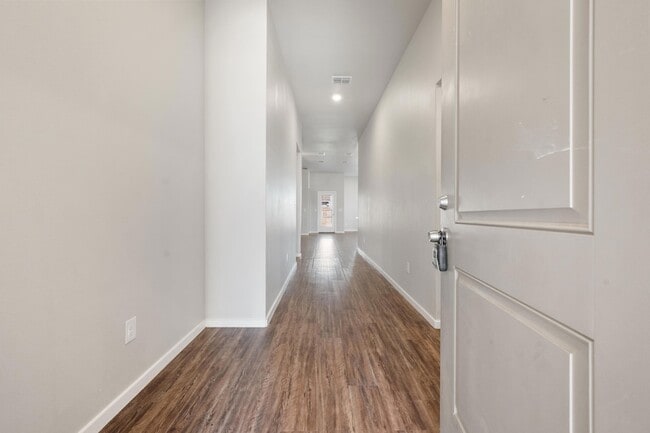 Building Photo - 2022 Kenwood Ave