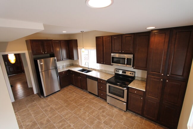 Building Photo - HUGE Historic Home with amazing fenced in yard and golf course views!