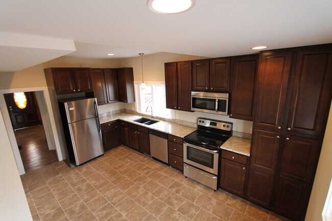 Foto del edificio - HUGE Historic Home with amazing fenced in yard and golf course views!