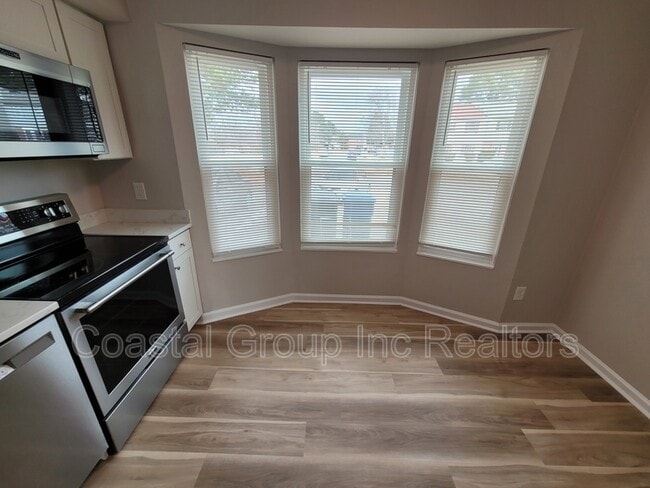 Building Photo - 6002 Edgelake Dr