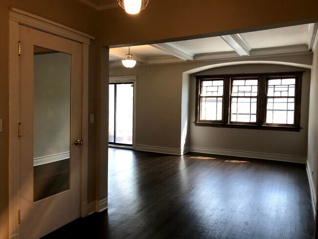 Building Photo - 844 W Lakeside Pl