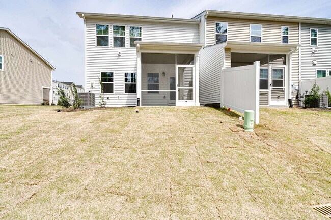 Foto del edificio - End-unit 3 bedroom townhome with Screened Porch!