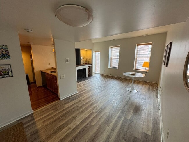 Foto del edificio - Beautiful 2-Bedroom Condo in Queen Village