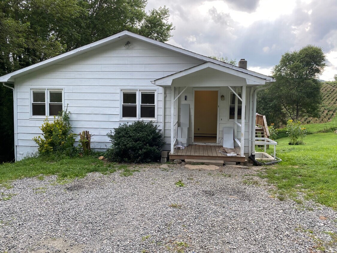 Front door and parking - 172 Clay Hodges Rd