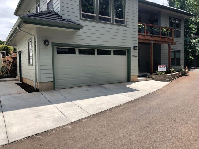 Foto del edificio - Beautiful Three Bedroom Duplex in South Salem