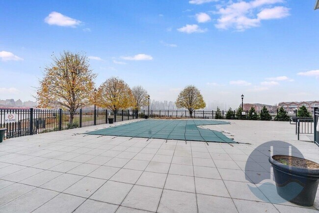 Foto del edificio - 7400 River Rd