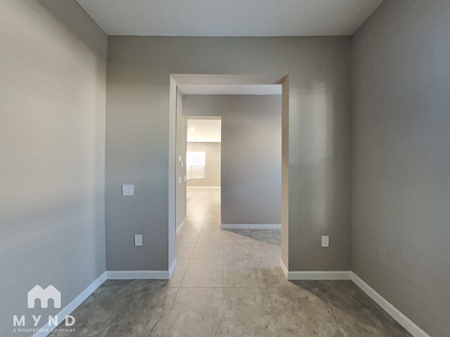 Foto del edificio - 4839 E Village Dr