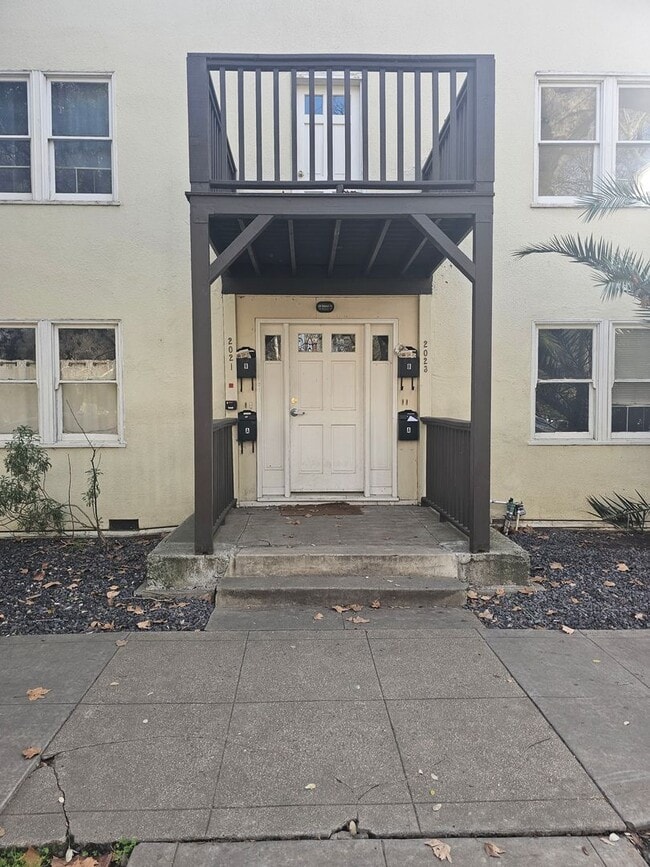 Foto del edificio - CUTE UPDATED APARTMENT IN DOWNTOWN SACRAMENTO!! $500 OFF FIRST MONTH'S RENT