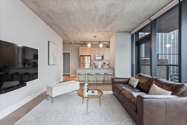 Building Photo - 1044 W Van Buren St