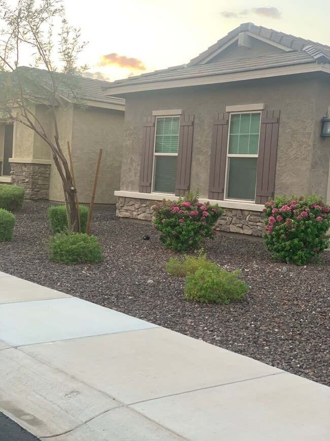 Building Photo - Gorgeous 5 Bed 3.5 Bath 3 Car garage home with private pool + SOLAR in gated community in Peoria