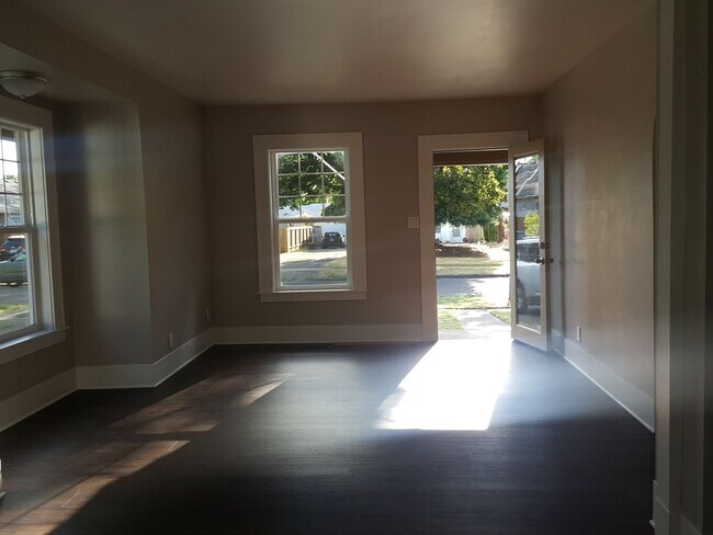 Foto del edificio - 4 Bed, 1 Bath, Large fenced yard, Shop, En...